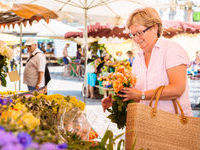 Einkaufen auf dem Markt&comma; Martin Ziaja