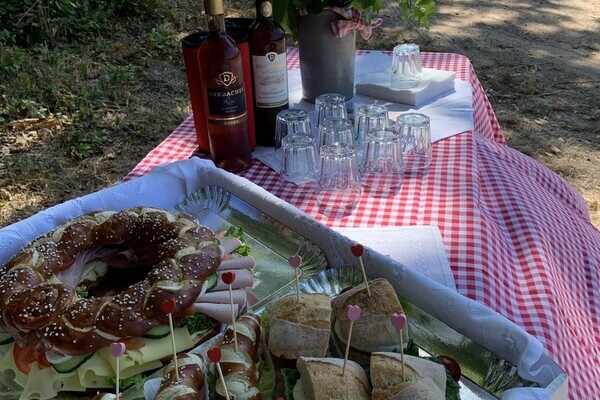 Vesperstation auf der Wanderung Bildnachweis: Mit freundlicher Genehmigung der Durbach Event Gruppen und Teamveranstaltungen Vesperstation auf der Wanderung Bildnachweis: Mit freundlicher Genehmigung der Durbach Event Gruppen und Teamveranstaltungen