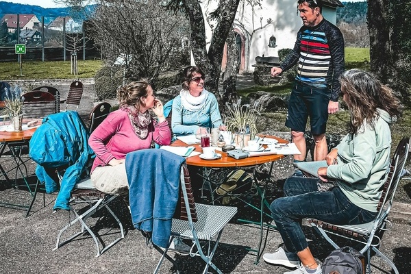 Der Brautzug der Marie Antoinette - Outdoor-Escape-Erlebnis mit dem Fahrrad durch das Dreisamtal. Bildnachweis: Mit freundlicher Genehmigung von Berggeheimnis Der Brautzug der Marie Antoinette - Outdoor-Escape-Erlebnis mit dem Fahrrad durch das Dreisamtal. Bildnachweis: Mit freundlicher Genehmigung von Berggeheimnis